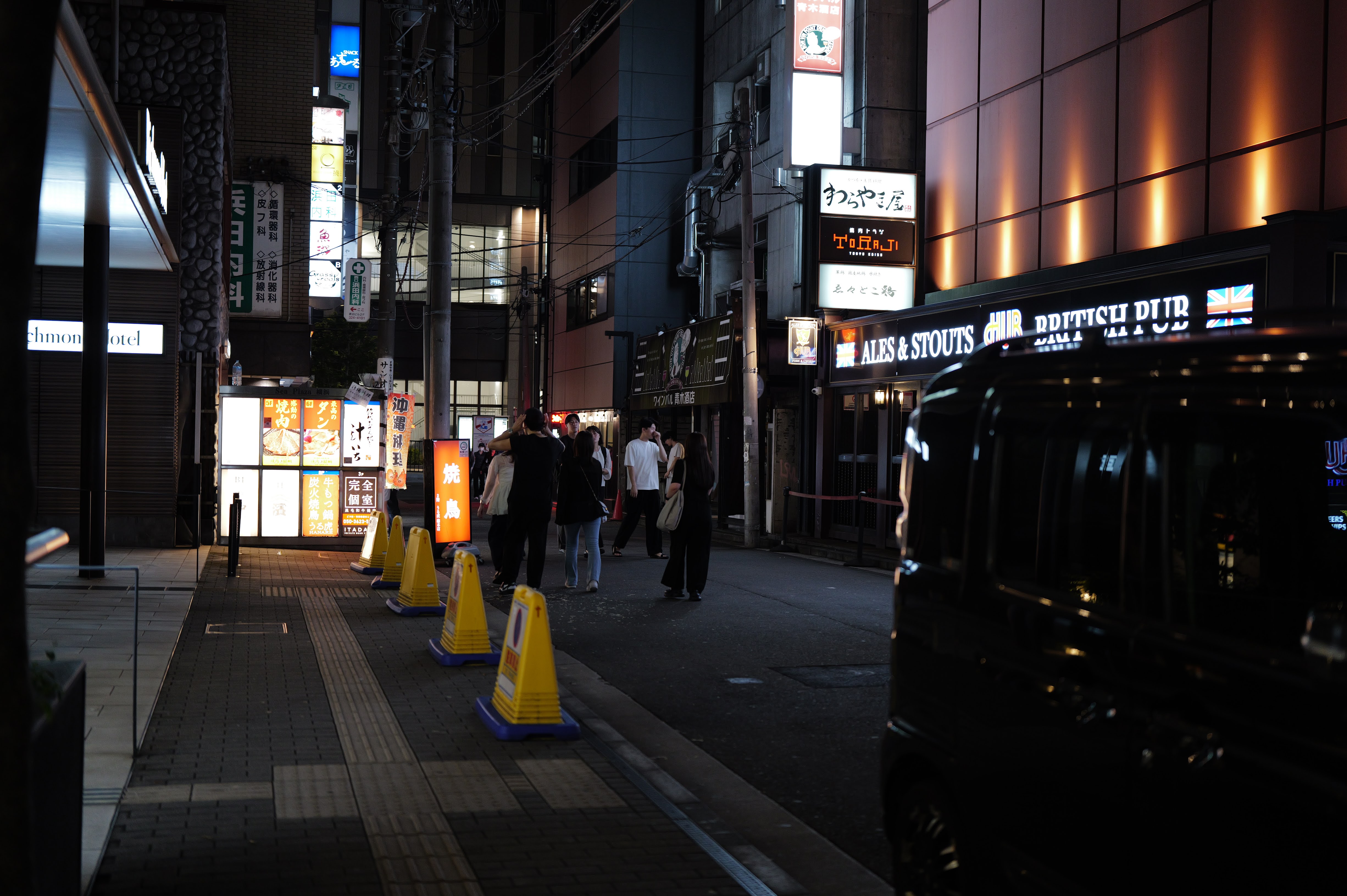 酒店门口(左侧是入驻的 Richmond Hotel)