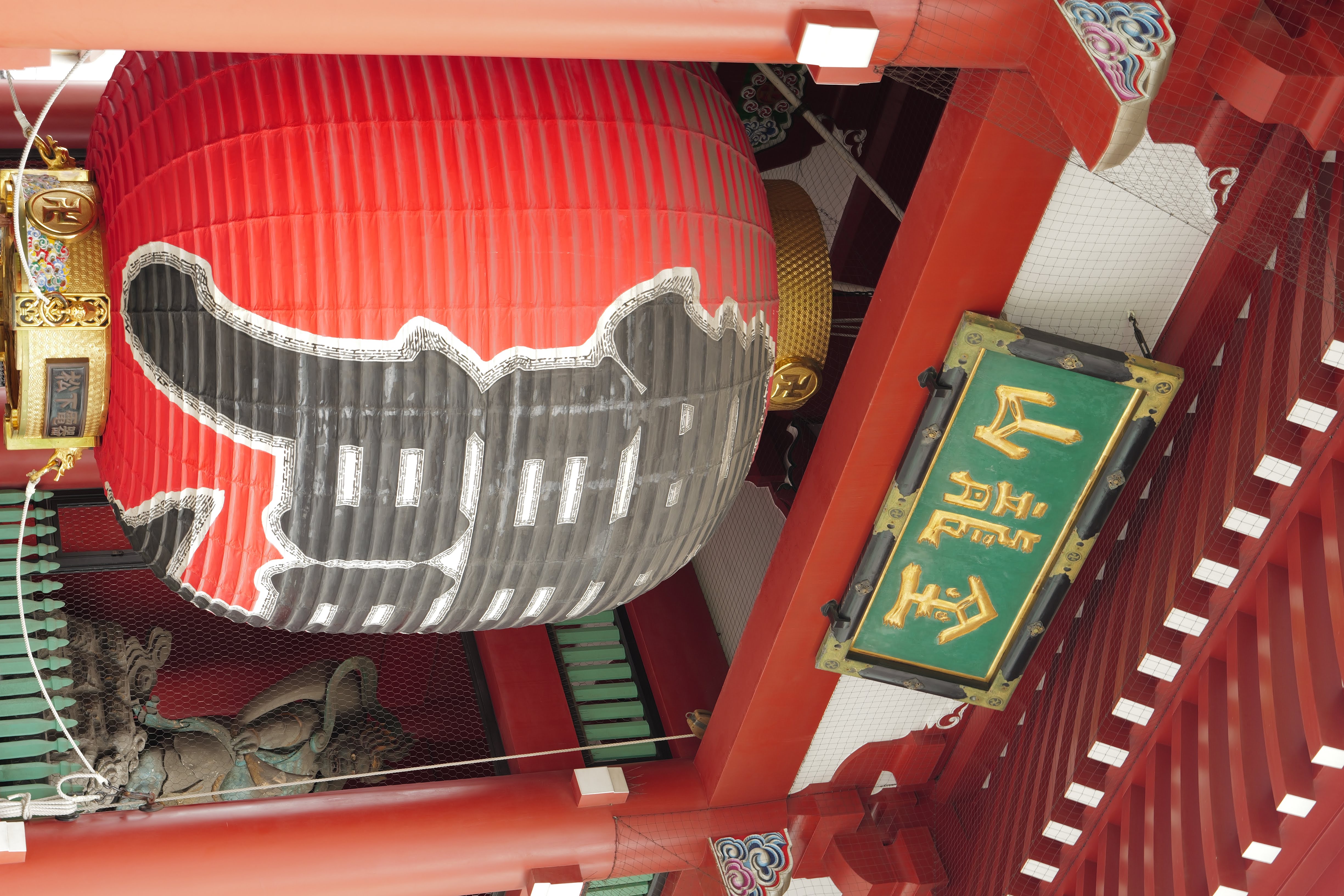 回去路上，有朋友建议我一定要去拍这个雷门。我说如果白天晚上没什么区别的话，那我已经拍过了。。。